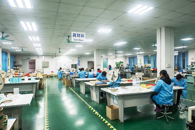 喬偉生產車間全景手機網站昆山喬偉新材料網站版權注仿冒必究